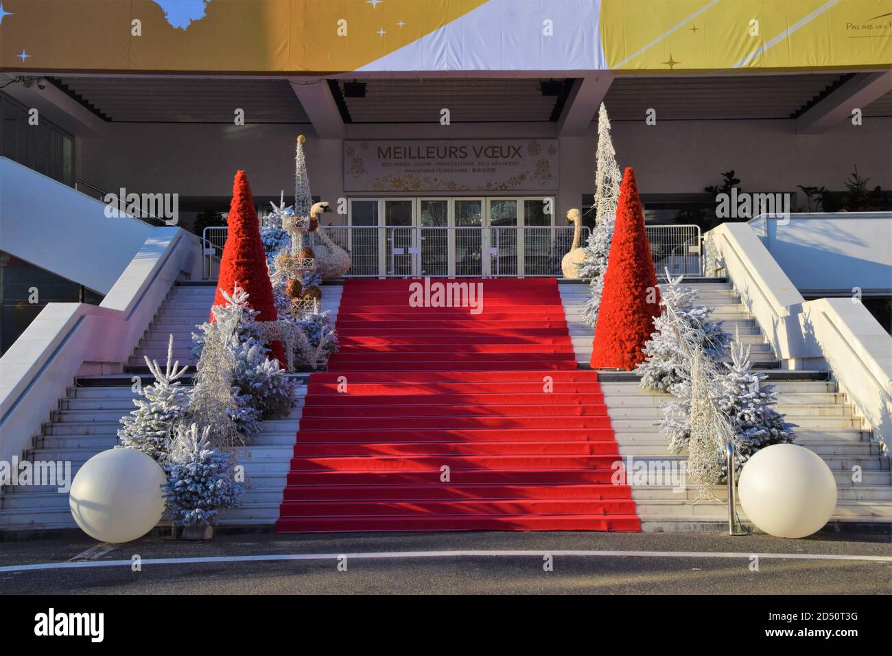 Roter Teppich mit Weihnachtsschmuck, Palais des Festivals, Cannes, Frankreich Stockfoto