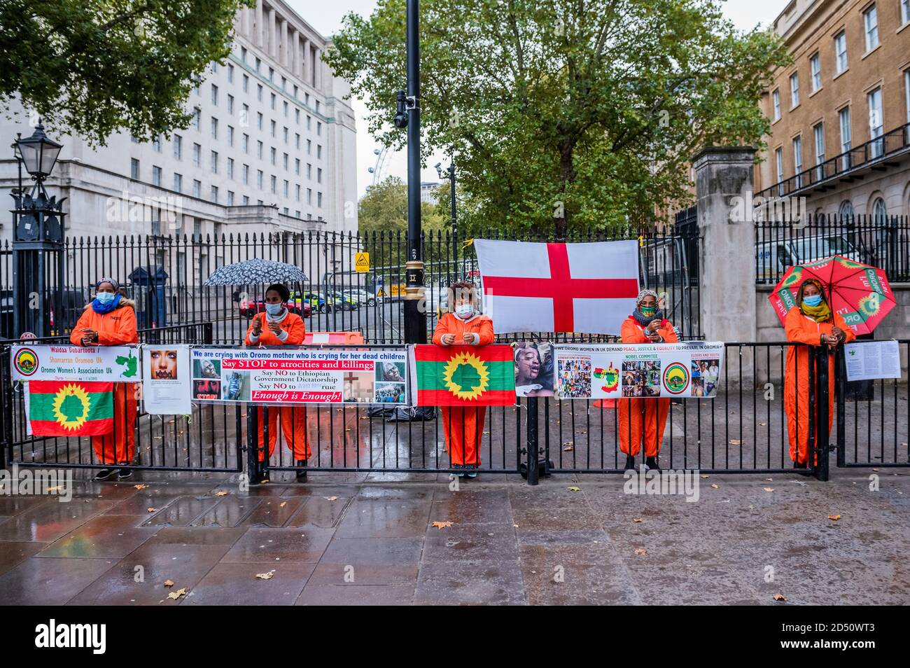 London, Großbritannien. Oktober 2020. Oromo-Frauen in London protestieren gegenüber der Downing Street für Frieden und Gerechtigkeit in der Region Oromia in Äthiopien. Insbesondere sie gegen Missbräuche, da Abiv Ahmed an die Macht kam mit Hilfe von Männern aus dem Staat. Kredit: Guy Bell/Alamy Live Nachrichten Stockfoto