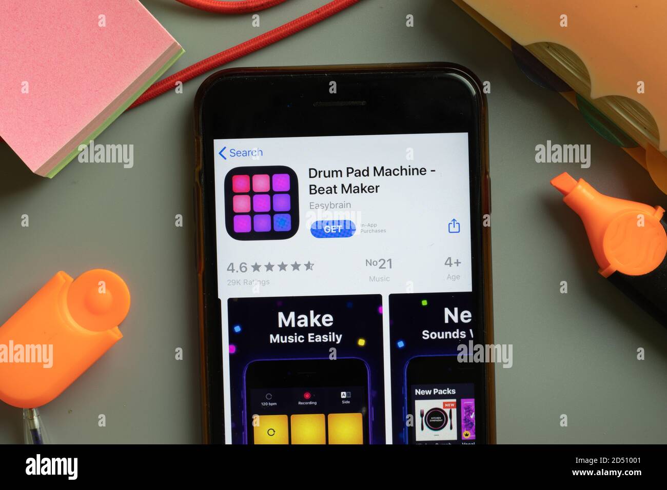 New York, USA - 29. September 2020: Drum Pad Machine Beat Maker mobile App-Logo auf dem Handy-Bildschirm Nahaufnahme, illustrative Editorial Stockfoto