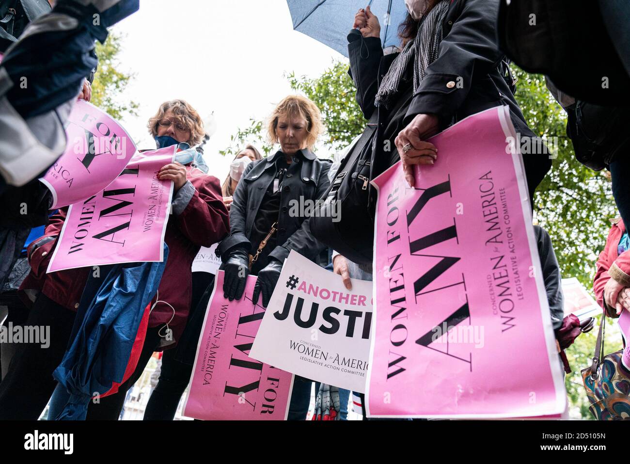 Washington, Usa. Oktober 2020. Die Demonstranten beten am Eingang des Senate Hart Bürogebäudes für die Bestätigungs-Anhörungen von Richterin Amy Conley Barrett vor dem Justizausschuss des Senats, am Montag, dem 12. Oktober 2020, ein Associate Justice des Obersten Gerichtshofs der Vereinigten Staaten auf dem Capitol Hill in Washington, DC zu werden. Die Anhörungen werden voraussichtlich vier Tage dauern. Sofern bestätigt, wird Barrett die im letzten Monat verstorbene Justizministerin Ruth Bader Ginsburg ersetzen. Foto von Ken Cedeno/UPI Kredit: UPI/Alamy Live Nachrichten Stockfoto