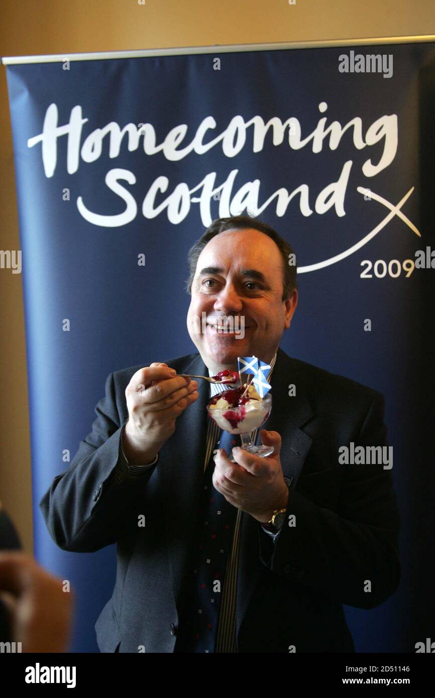 Der ehemalige erste Minister Schottlands, Alex Salmond, auf der Isle of Arran, Schottland, wo im Vorfeld der Abstimmung über die Unabhängigkeit Schottlands eine Konferenz mit dem Titel The National Conversation abgehalten wurde. Hier mit Arran Ice Cream vor dem Pop-up-Banner für Schottland zu sehen Stockfoto