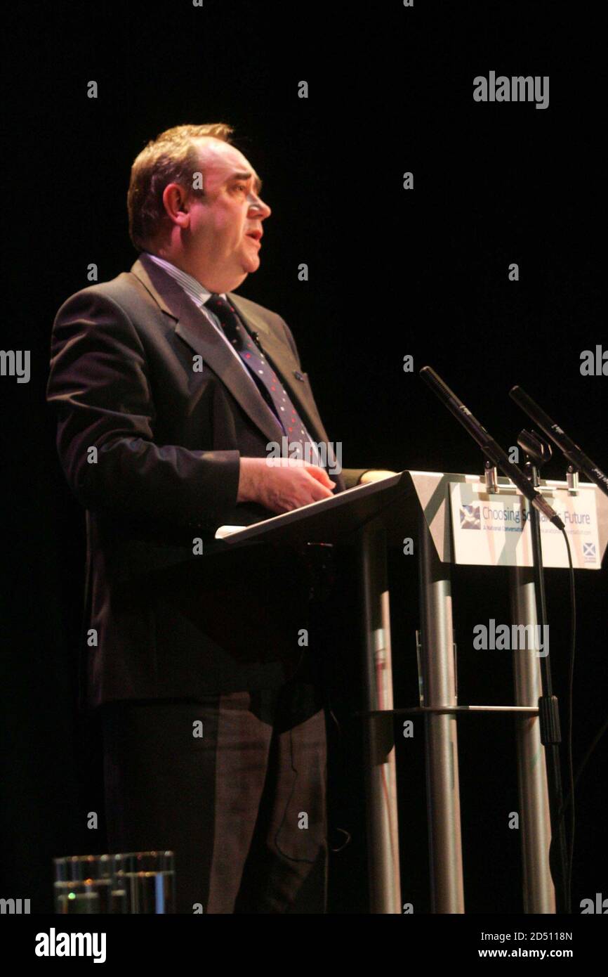 Der jetzt ehemalige erste Minister von Schottland Alex Salmond, als er erster Minister ron der Isle of Arran, Schottland, war, wo eine Konferenz abgehalten wurde, die das Nationale Gespräch im Vorfeld der schottischen Unabhängigkeit Abstimmung genannt wurde Stockfoto