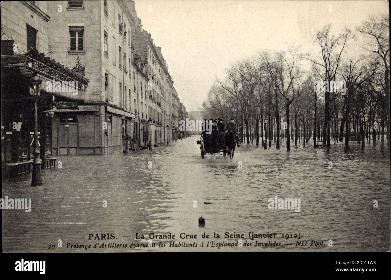 Paris, Inondations de 1910, Artillerie évacuant les Habitants à l'Esplanade – weltweite Nutzung Stockfoto