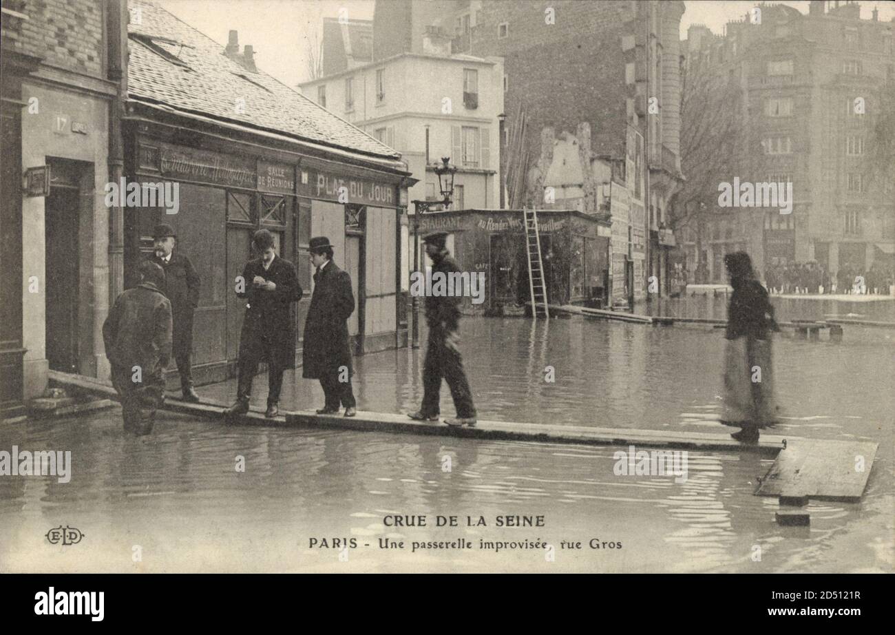 Paris, Inondation 1910, vue d'une passerelle improvisée, rue Gros - weltweite Nutzung Stockfoto