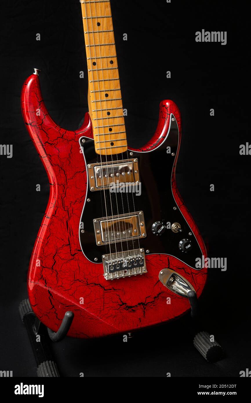 Frankenstrat Gitarre in knisternden rot schwarz Finish, Chrom Humbucker Pickups, Hardtail Brücke, drei-Wege-Switching. Antoria-Ausschnitt. Stockfoto Frankenstrat Gitarre in knisternden rot schwarz Finish, Chrom Humbucker Pickups, Hardtail Brücke, drei-Wege-Switching. Antoria-Ausschnitt. Stockfoto