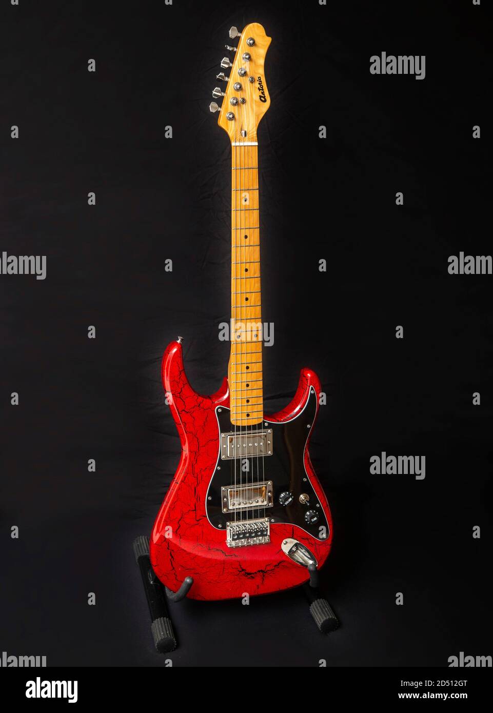 Frankenstrat Gitarre in knisternden rot schwarz Finish, Chrom Humbucker Pickups, Hardtail Brücke, drei-Wege-Switching. Antoria-Ausschnitt. Stockfoto Frankenstrat Gitarre in knisternden rot schwarz Finish, Chrom Humbucker Pickups, Hardtail Brücke, drei-Wege-Switching. Antoria-Ausschnitt. Stockfoto