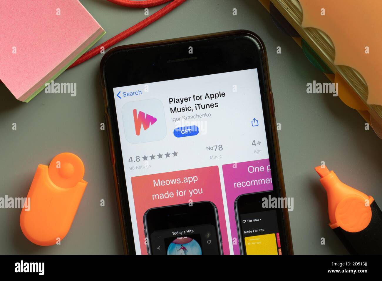 New York, USA - 29. September 2020: Player für Apple Music iTunes mobile App Logo auf Handy-Bildschirm Nahaufnahme, illustrative Editorial Stockfoto