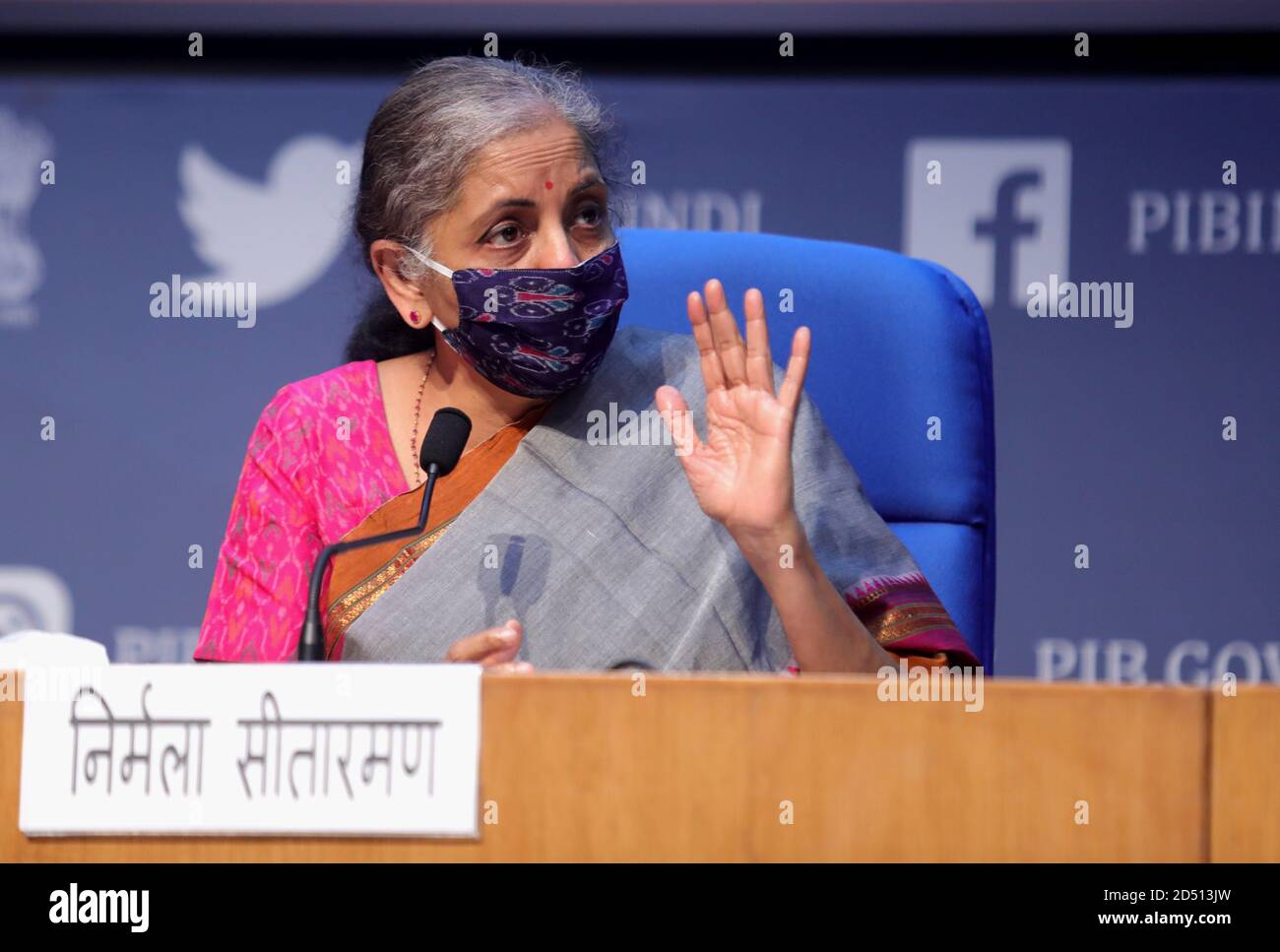 Neu Delhi, Indien. Oktober 2020. Der Minister für Finanzen und Unternehmen der Union, Nirmala Sitharaman mit Maske, spricht während einer Pressekonferenz, um die RS 73,000 crore anzukündigen, um die Verbraucherausgaben in der Wirtschaft zu stimulieren, die die Wirtschaft wiederbelebt, um die Verlangsamung aufgrund der Covid-19-Pandemie zu bekämpfen. Kredit: SOPA Images Limited/Alamy Live Nachrichten Stockfoto