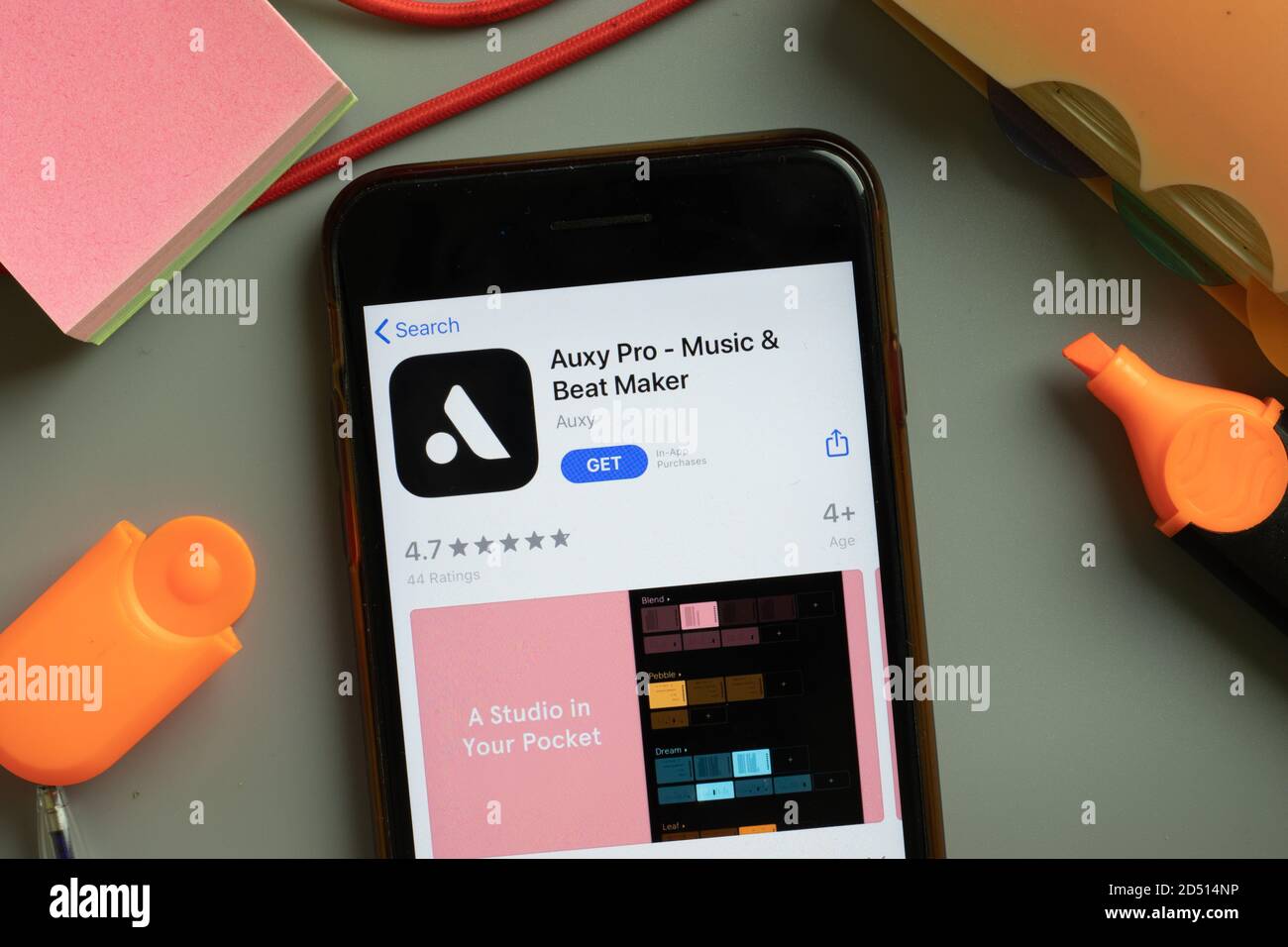 New York, USA - 29. September 2020: Auxy Pro Music Beat Maker Mobile App Logo auf dem Handy-Bildschirm Nahaufnahme, illustrative Editorial Stockfoto