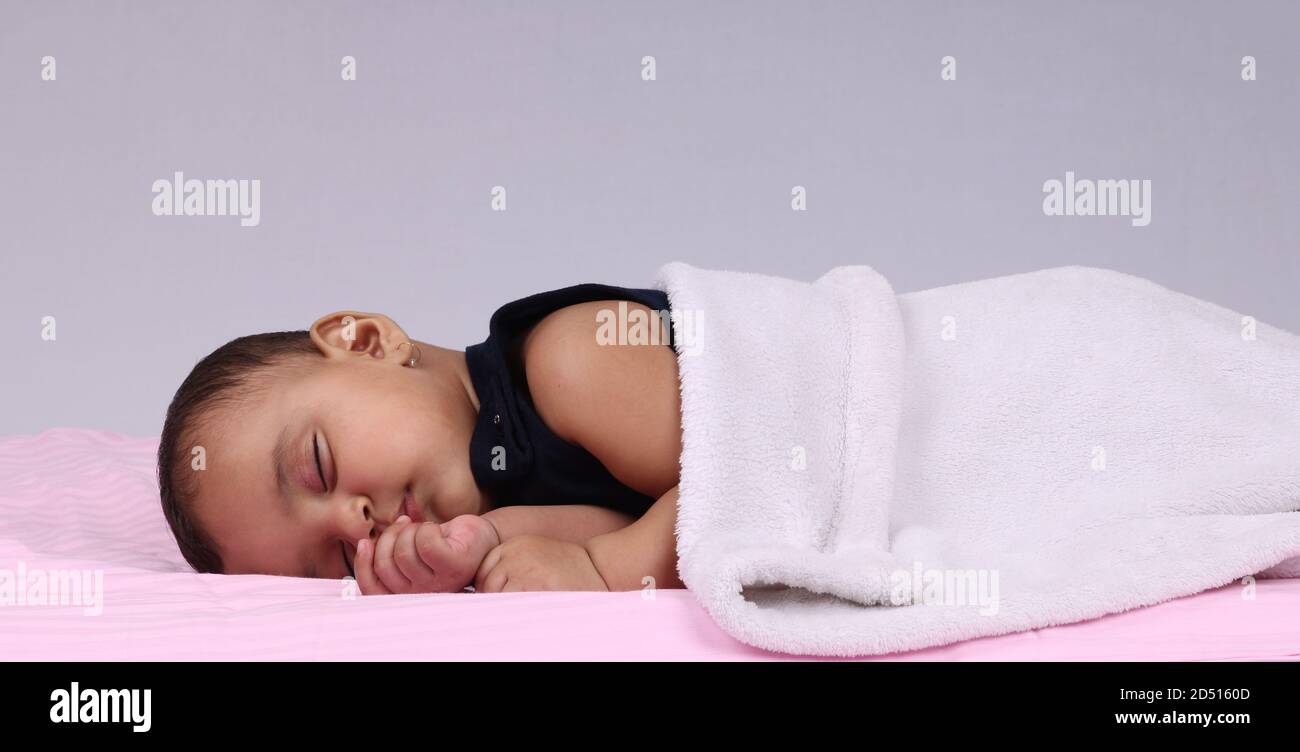 Kleines Baby schlafen , unter weißer Decke. Stockfoto