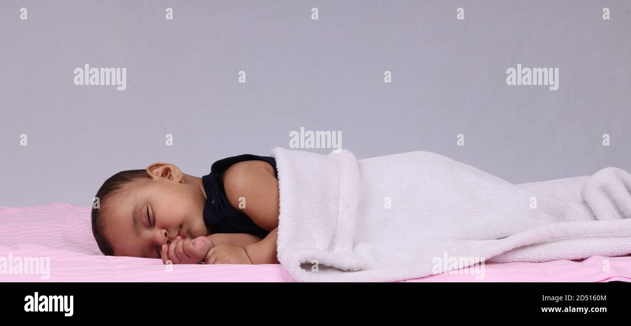 Kleines Baby schlafen , unter weißer Decke. Stockfoto