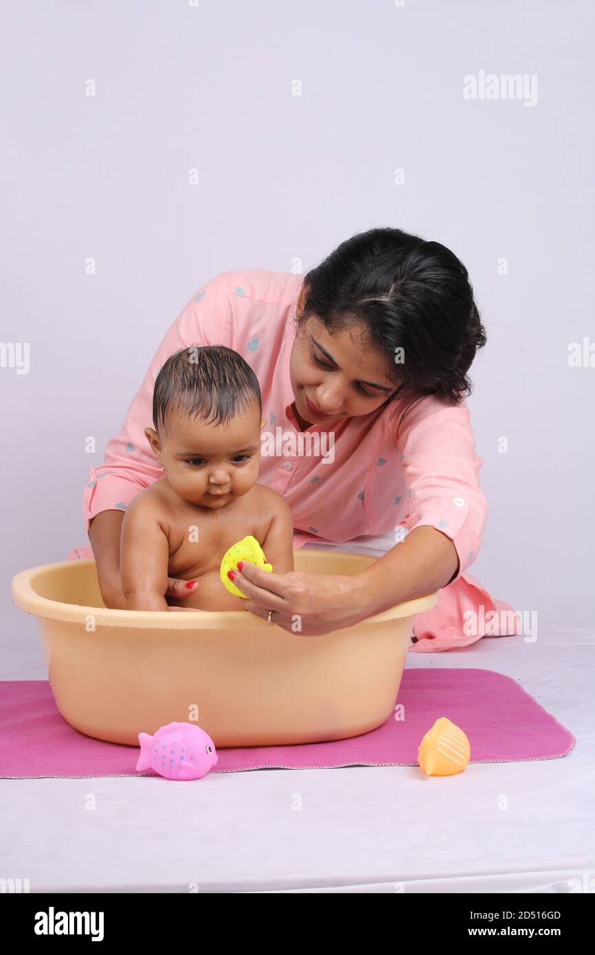 Indische Mutter Baby Waschen Stockfotos Und Bilder Kaufen Alamy