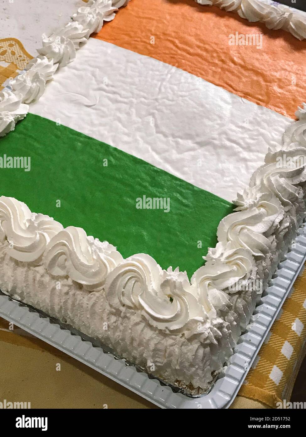 Kuchen in Form einer irischen Flagge Konzept Bild, Raum für Text Stockfoto
