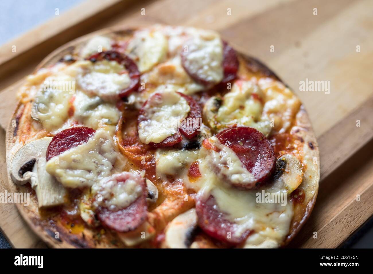 Pepperoni Pizza mit Mozzarella-Käse, weißem Pilz und sriracha Stockfoto