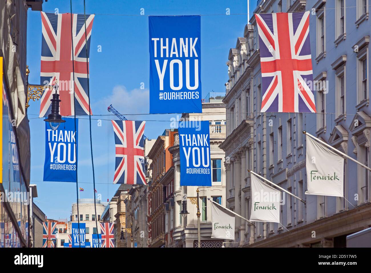 London, New Bond Street. Flaggen fliegen als Hommage an den NHS für seine Arbeit während der Coronavirus-Pandemie. Stockfoto