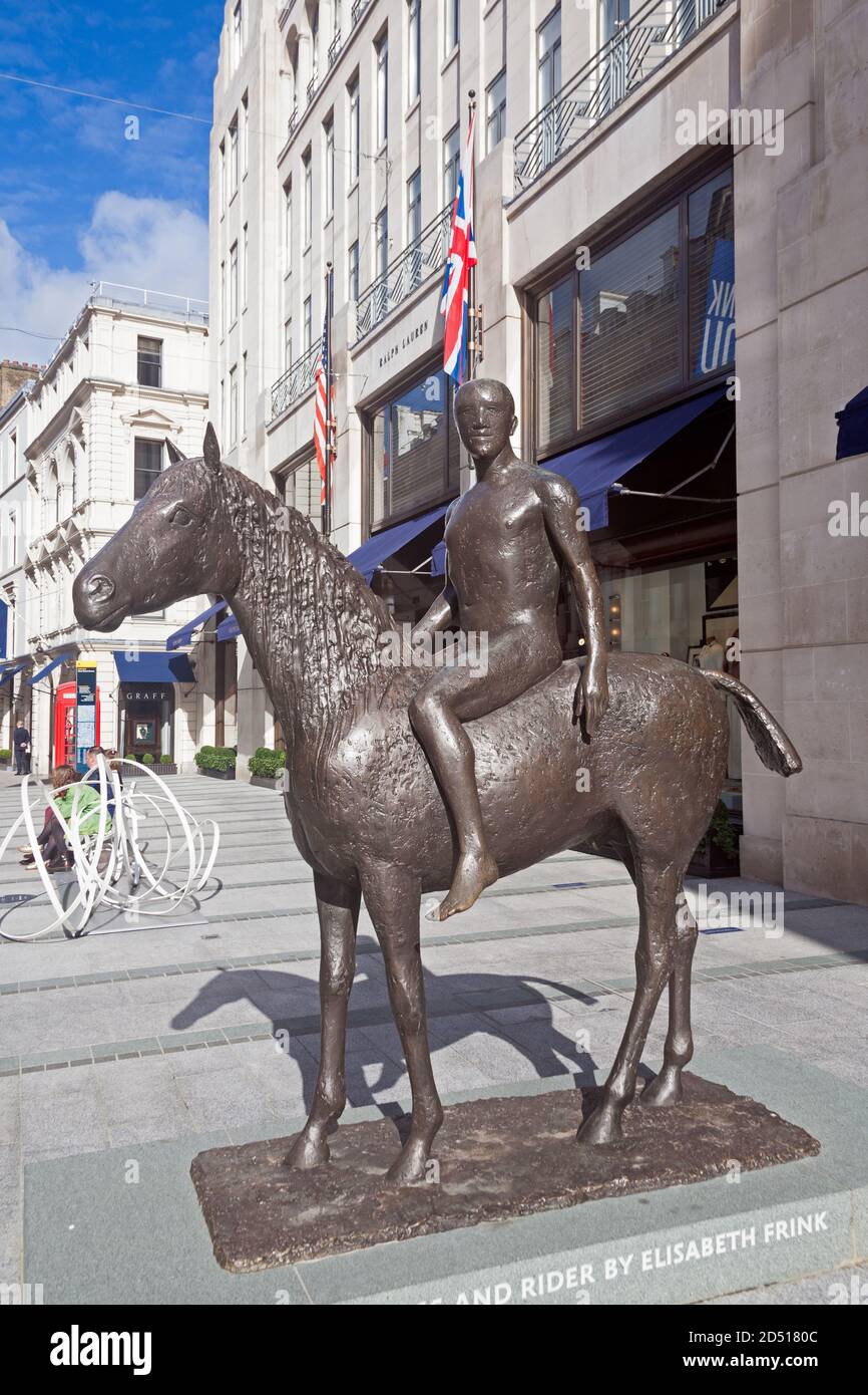 London, New Bond Street. Elizabeth Frinks 1974 Pferd und Reiter Skulptur im Mayfair Skulpturenweg. Stockfoto