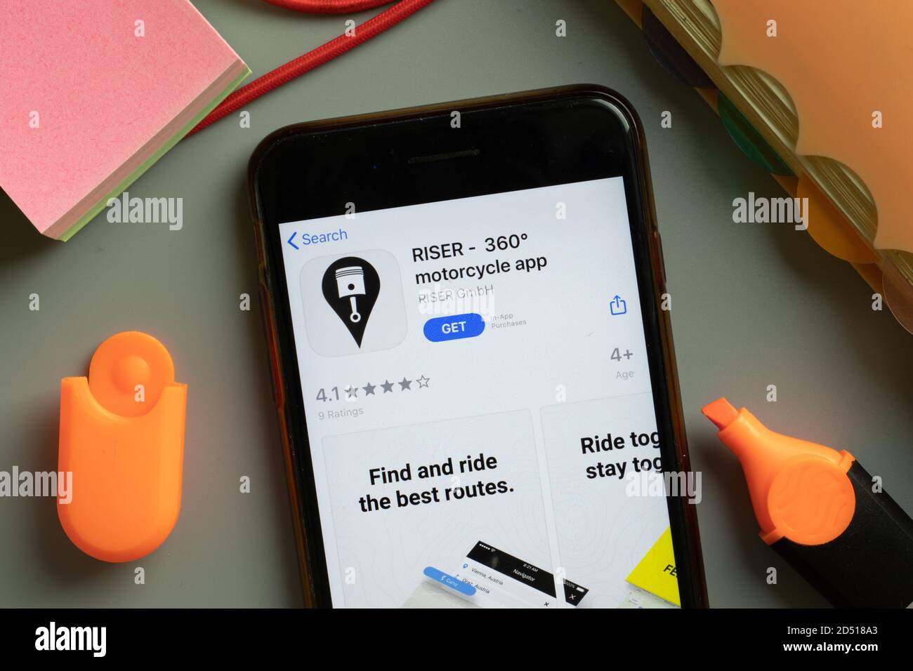 New York, USA - 29. September 2020: RISER 360 Motorrad-Handy-App-Logo auf Handy-Bildschirm Nahaufnahme, illustrative Editorial Stockfoto