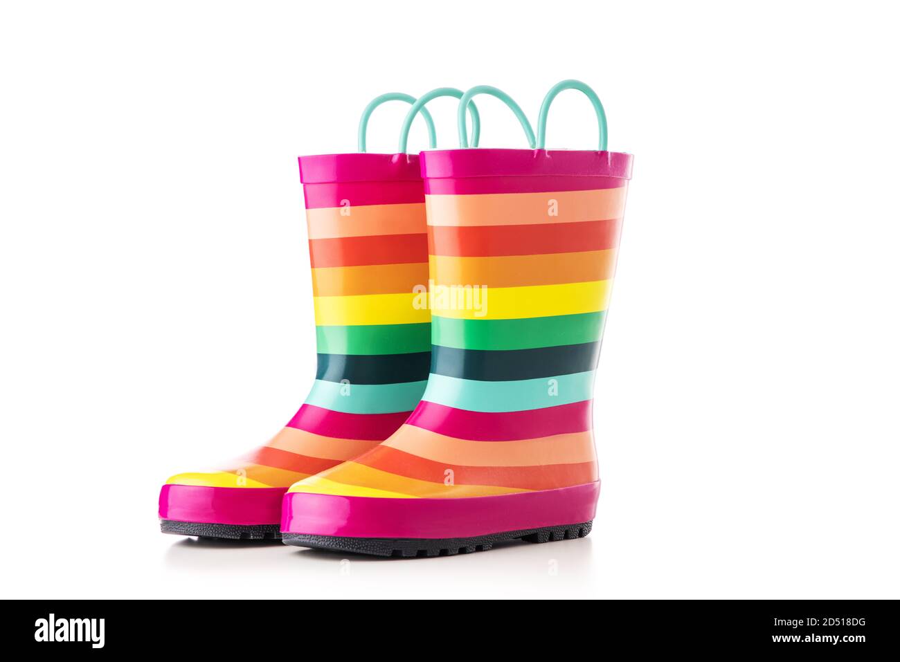 Kinder Regenstiefel aus Gummi im farbenfrohen Druck. Fußbekleidung für Kinder isoliert auf weißem Hintergrund Stockfoto