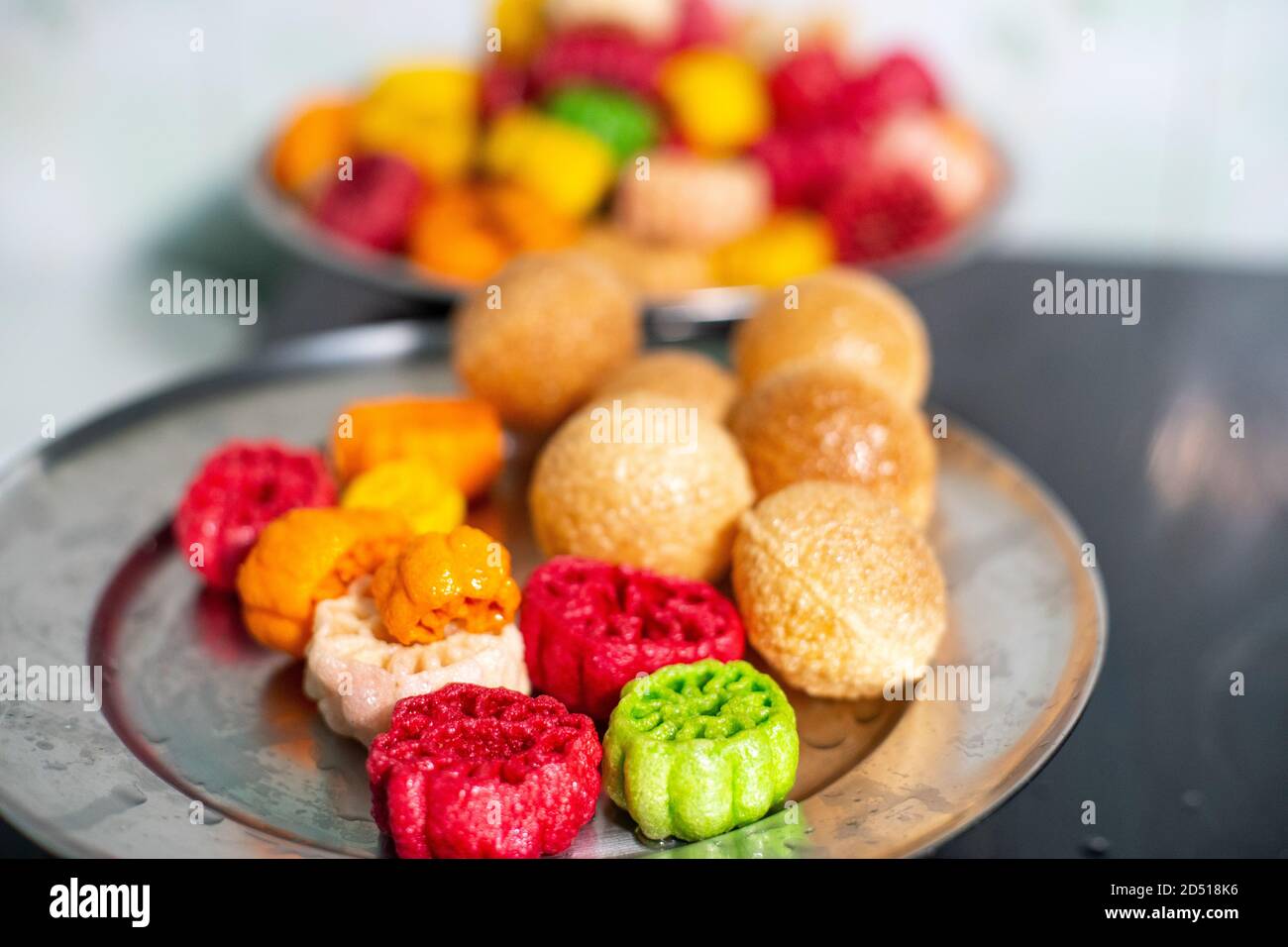 Schuss von bunten Fryums, die in heißem Öl frittiert werden Blasenbildung und sizzling mit Blasen bilden und Größe Erhöhung der Dieser beliebte nordindische Snack Stockfoto