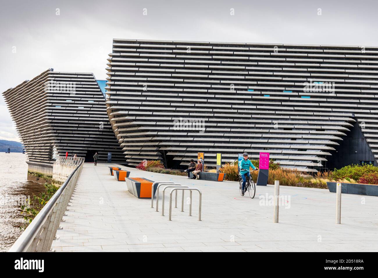 V und EIN Museum für Moderne Kunst an der Riverside Esplanade, Dundee, Schottland, Großbritannien Stockfoto