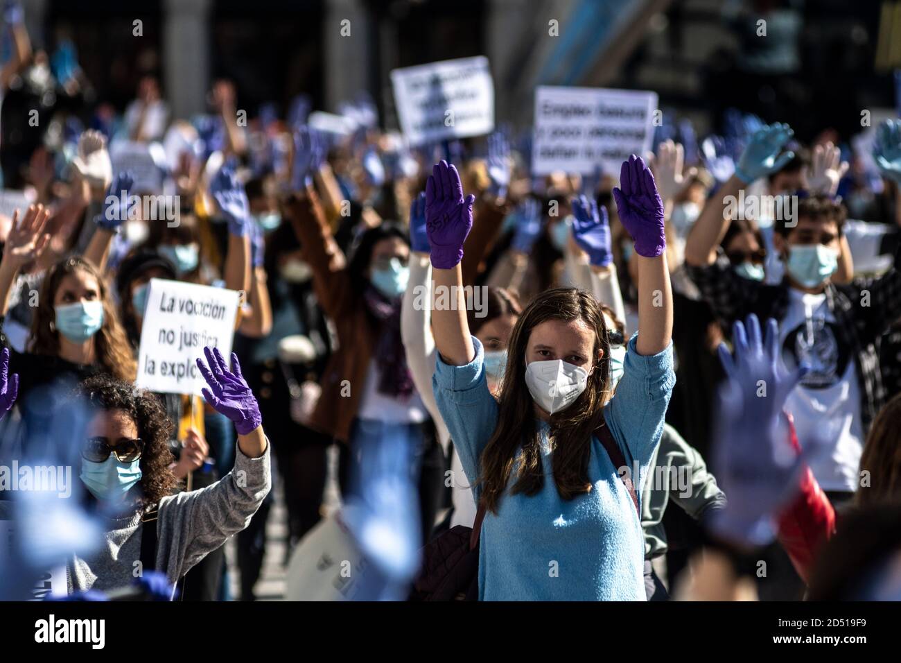 Madrid, Spanien. Oktober 2020. Krankenschwestern, die während eines Protestes auf dem Platz Sol die Hände in Schutzhandschuhen und Plakaten tragen. Krankenschwestern fordern bessere Arbeitsbedingungen und protestieren gegen die Bewältigung der Coronavirus-Krise im öffentlichen Gesundheitswesen. Quelle: Marcos del Mazo/Alamy Live News Stockfoto