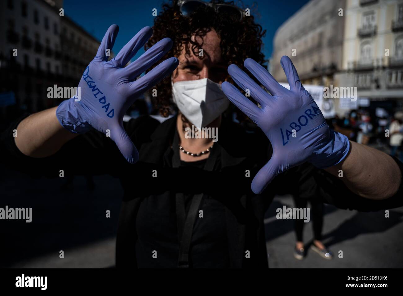 Madrid, Spanien. Oktober 2020. Eine Krankenschwester in Schutzhandschuhen mit der Botschaft "Arbeitswürde" während eines Protestes auf dem Sol-Platz. Krankenschwestern fordern bessere Arbeitsbedingungen und protestieren gegen die Bewältigung der Coronavirus-Krise im öffentlichen Gesundheitswesen. Quelle: Marcos del Mazo/Alamy Live News Stockfoto