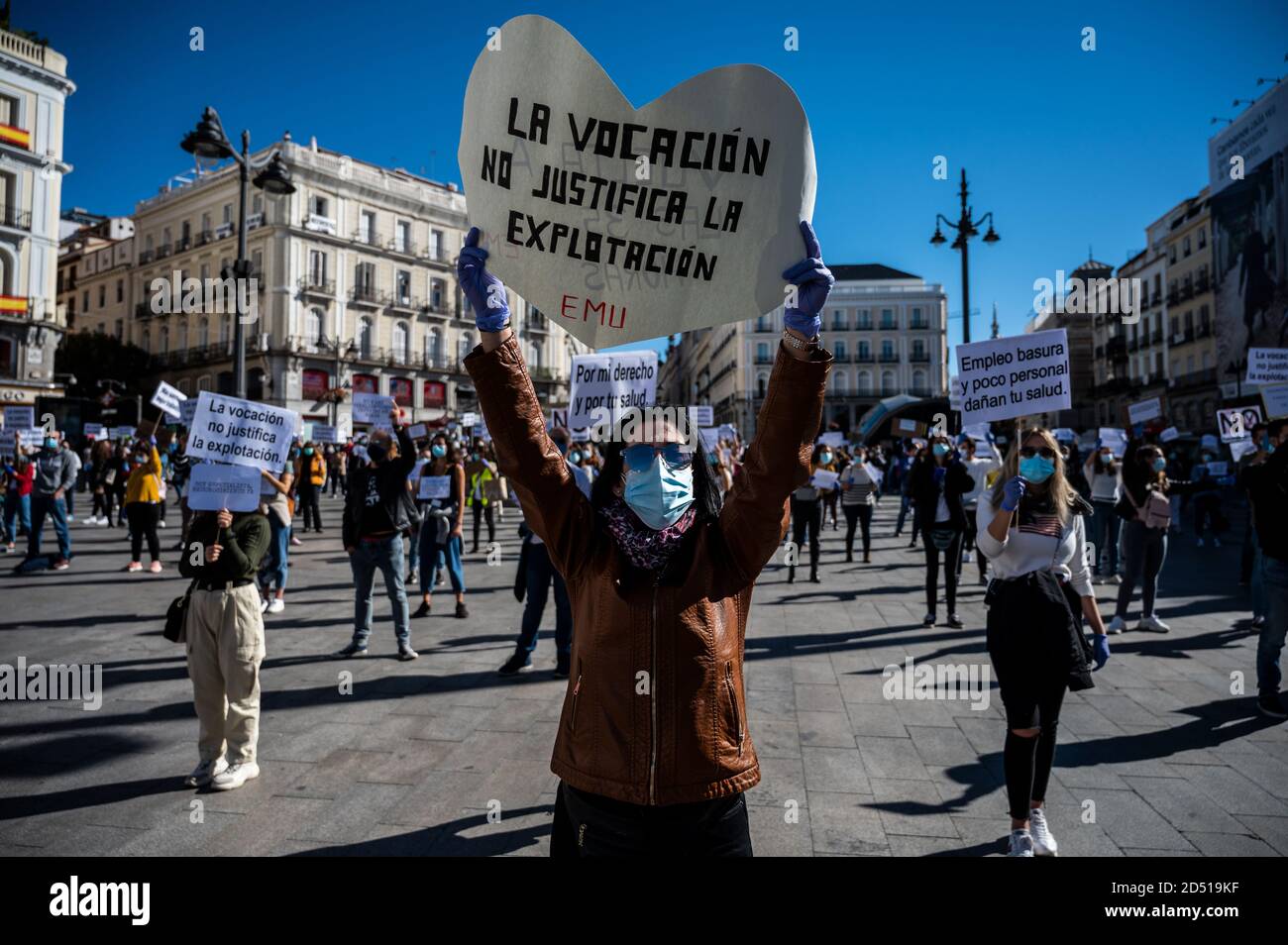 Madrid, Spanien. Oktober 2020. Eine Krankenschwester hält ein Plakat mit der Aufschrift "Berufung rechtfertigt Ausbeutung nicht" während eines Protestes auf dem Sol-Platz. Krankenschwestern fordern bessere Arbeitsbedingungen und protestieren gegen die Bewältigung der Coronavirus-Krise im öffentlichen Gesundheitswesen. Quelle: Marcos del Mazo/Alamy Live News Stockfoto