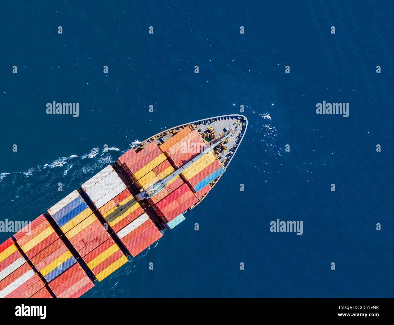 Container Frachtschiff, Import Export Geschäft und Logistik, Luftaufnahme von oben. Wassertransport, internationale Güterschifffahrt, Handelsverkehr und tra Stockfoto