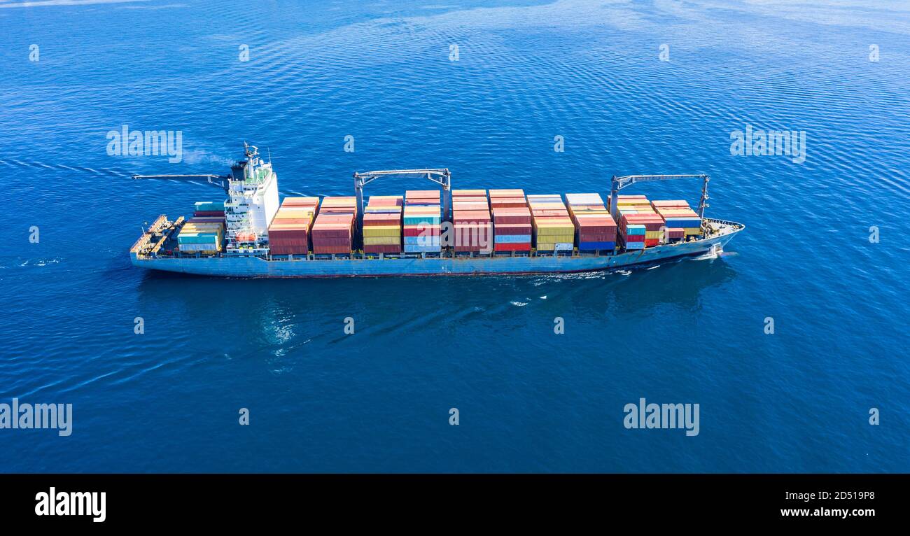 Container Frachtschiff voll beladen, Import Export Geschäft und Logistik, Luftaufnahme. Wassertransport, internationale Güterverkehr, Handelsverkehr Stockfoto