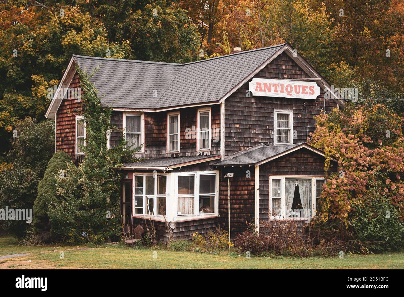 Antiquitätengeschäft und Herbstfarben in Hunter, Catskill Mountains, New York Stockfoto