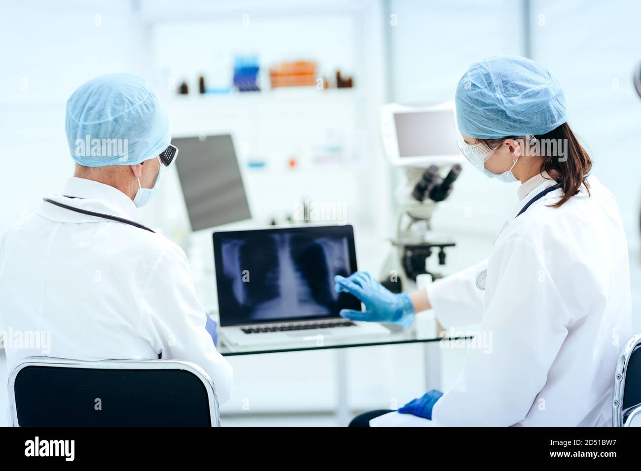 Nahaufnahme. Ärzte diskutieren eine Röntgenaufnahme der Brust. Stockfoto