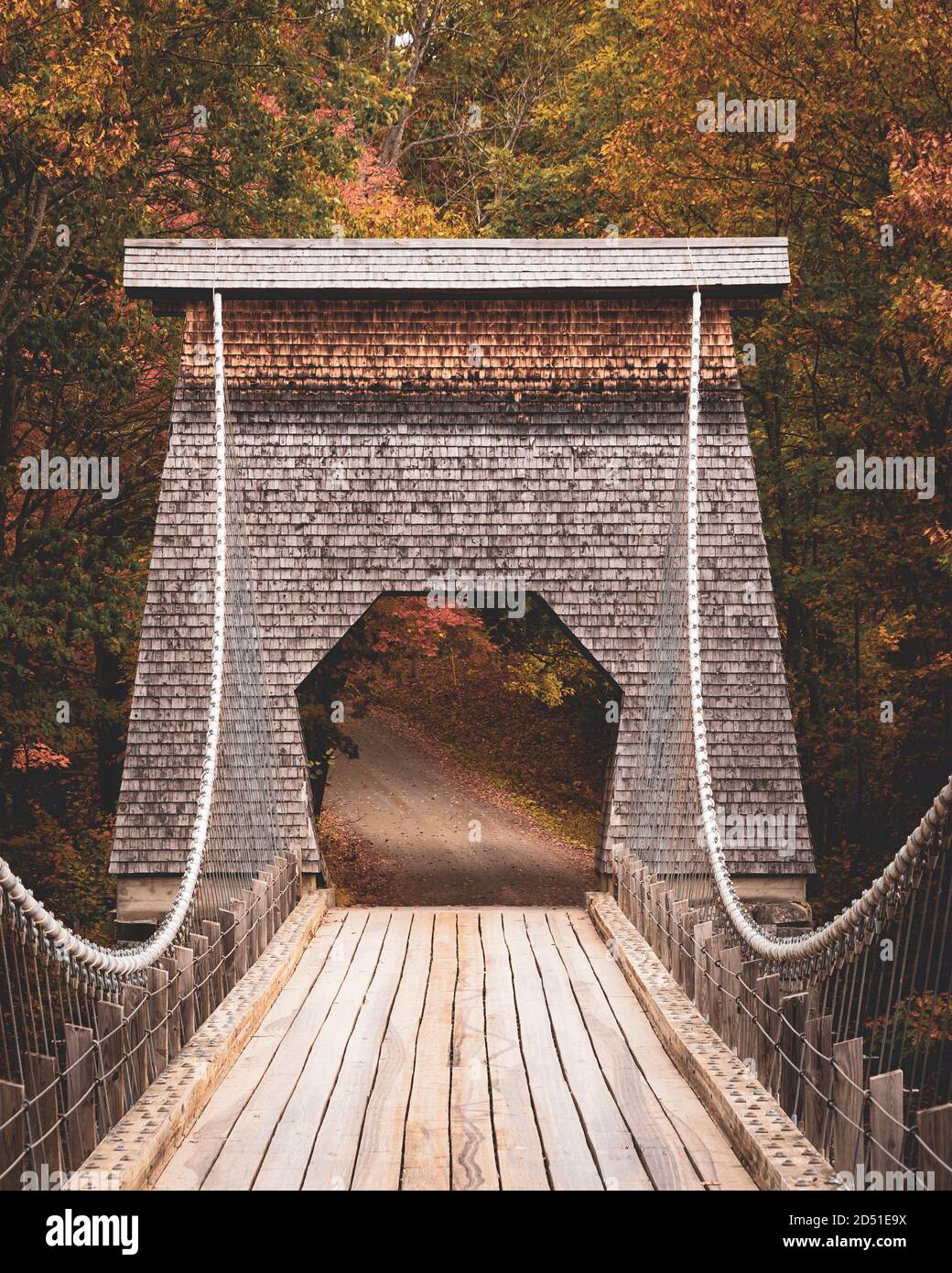 Herbstfarbe und die Drahtbrücke in New Portland, Maine Stockfoto
