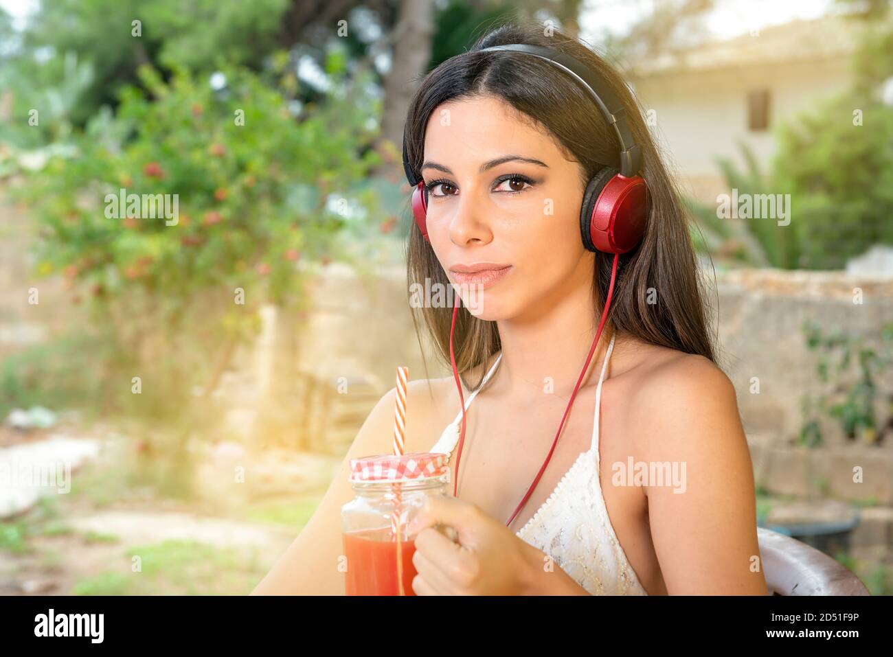 Entspannen Sie sich Zeit Frau trinken Orangensaft im Park draußen nur Fertige Arbeit Stockfoto