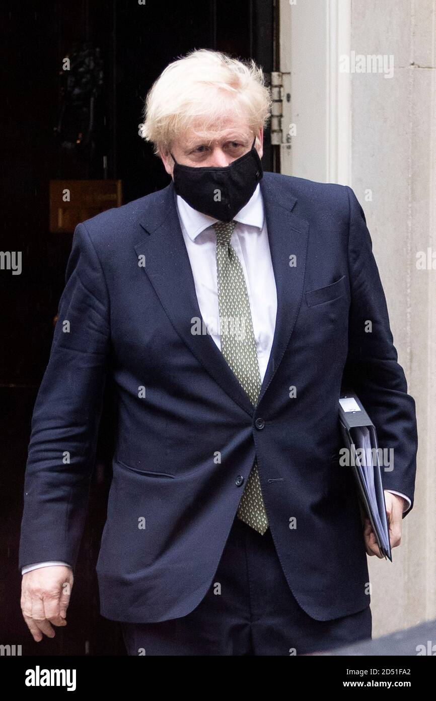 Premierminister Boris Johnson verlässt die Downing Street Nummer 10 für das Parlamentsgebäude am 12. Oktober 2020, um eine Rede über seine Pläne zu halten Stockfoto