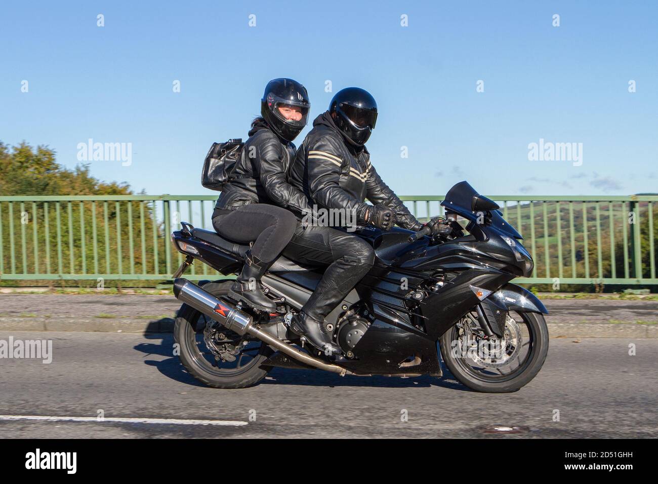 Ein kawasaki mit Sozius Motorrad Fahrer; zwei Rädern Transport, Motorräder, Fahrzeug, Straßen, Motorräder, Radfahrer fahren in Chorley, Großbritannien Stockfoto