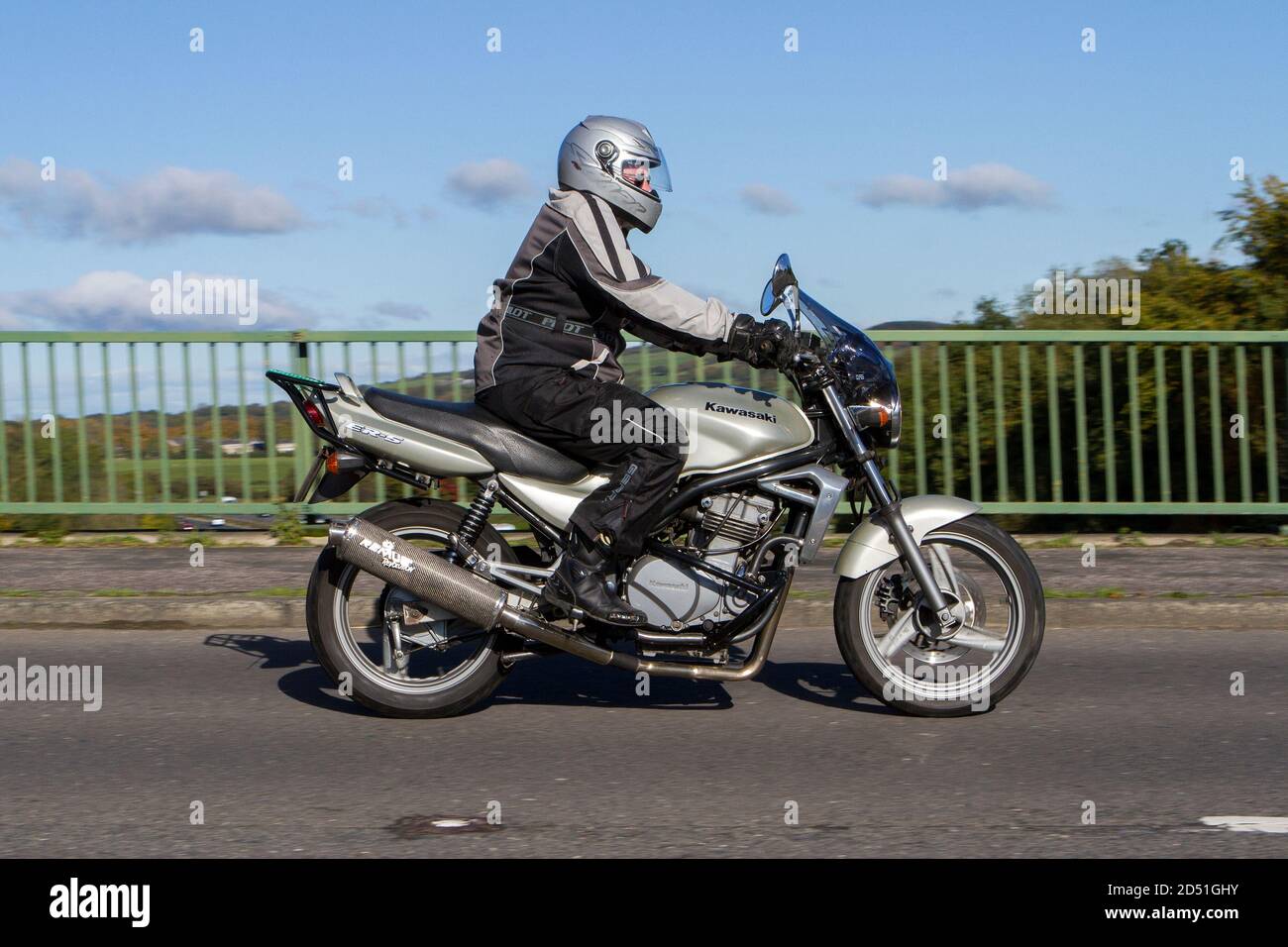 Ein Kawasaki Motorrad Fahrer; zweirädrigen Transport, Motorräder, Fahrzeug, Straßen, Motorräder, Radfahrer fahren in Chorley, Großbritannien Stockfoto