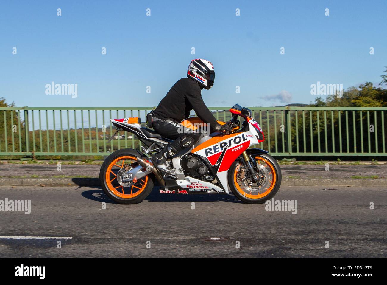 Ein Repsol Honda CBR Motorradfahrer; zweirädrige Transport, Motorräder, Fahrzeug, Straßen, Motorräder, Radfahrer fahren in Chorley, Großbritannien Stockfoto