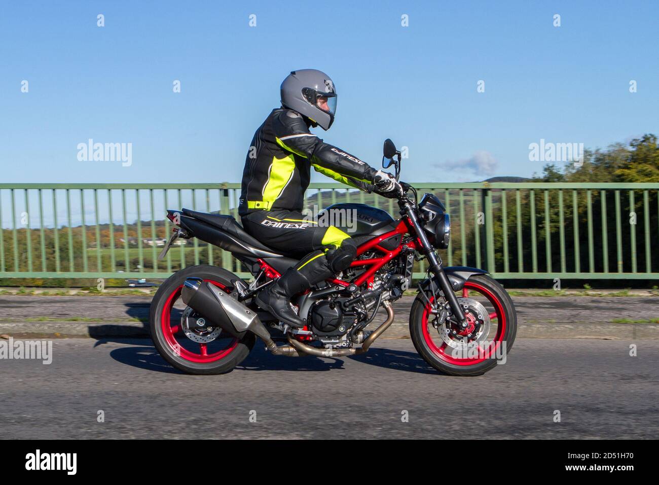 Ein Suzuki Motorrad Fahrer; zweirädrigen Transport, Motorräder, Fahrzeug, Straßen, Motorräder, Motorrad Fahrer fahren in Chorley, Großbritannien Stockfoto