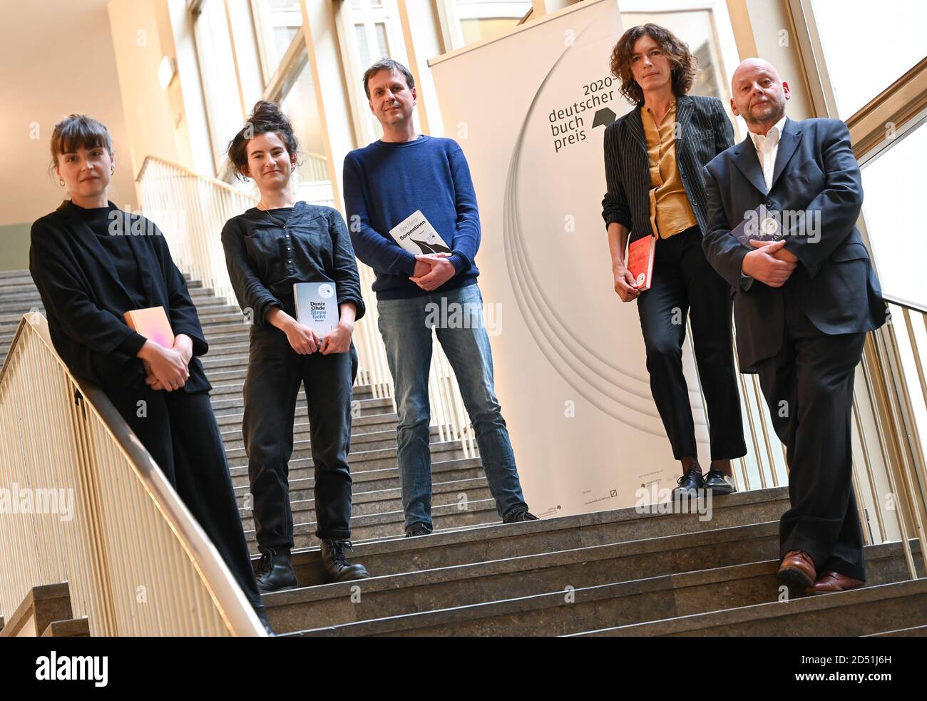 12. Oktober 2020, Hessen, Frankfurt/Main: Die Autoren Dorothee Elmiger ('aus der Zuckerfabrik', l-r), Deniz Ohde ('Scattered Light'), Bov Bjerg ('Serpentines'), Anne Weber ('Annette, A Heroine Epic') und Thomas Hettche ('Heartstring') nehmen an der Verleihung des Deutschen Buchpreises 2020 im Frankfurter Römer Teil. Der Preis wird für den besten deutschsprachigen Roman vergeben. Der Preis ist insgesamt 37,500 Euro wert. Foto: Arne Dedert/dpa Stockfoto