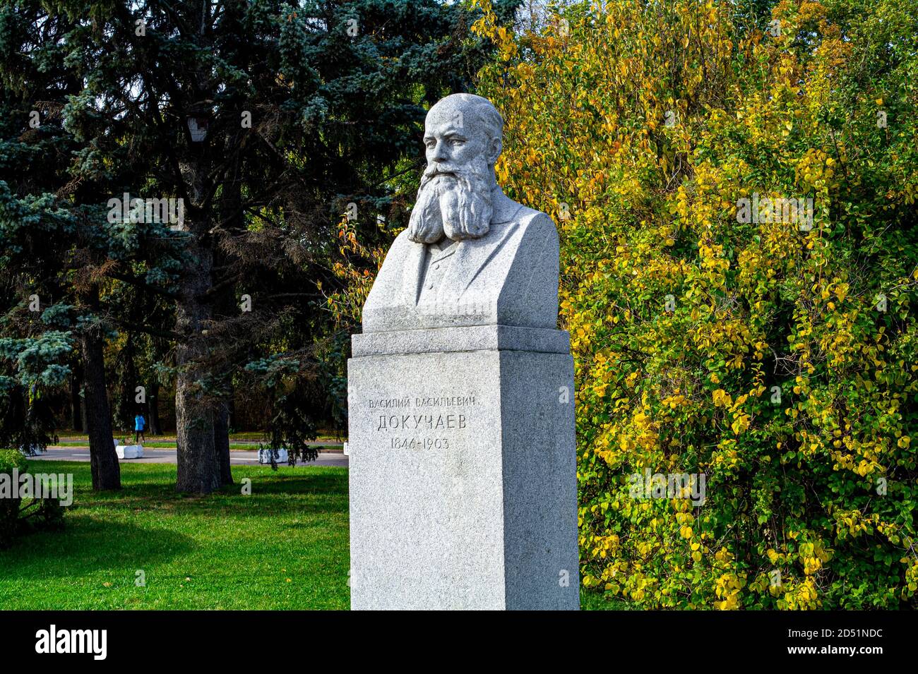 Moskau, Russland - 12. Oktober 2020: Sehenswürdigkeiten von Moskau. Büste des russischen Geologen und Bodenforschers Wassilij Wassiljewitsch Dokuchajew neben der Moskauer Sta Stockfoto