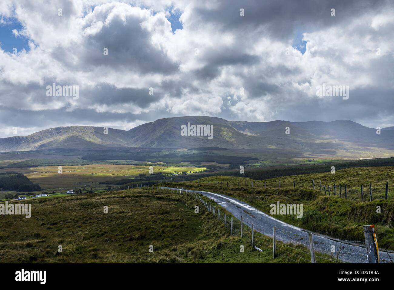 Einspurige Landstraße in Derrymore, County Mayo, Irland Stockfoto