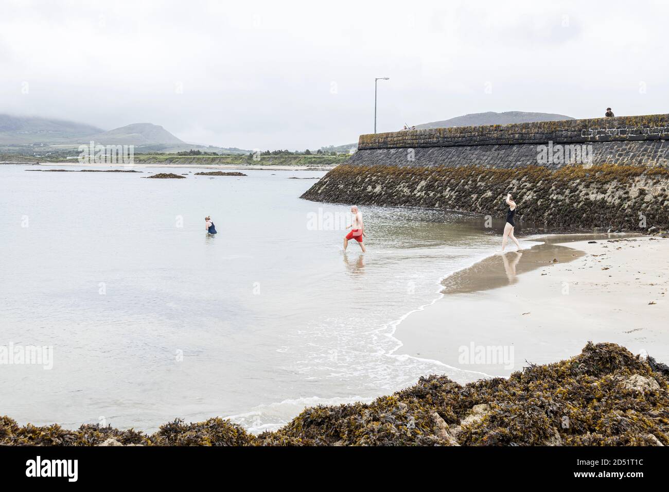 Schwimmer, die an einem nebligen Tag in Old Head, Louisburgh, County Mayo, Irland, ins Meer kommen Stockfoto