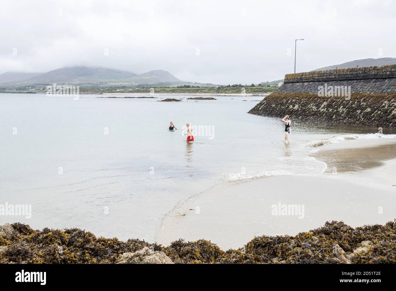 Schwimmer, die an einem nebligen Tag in Old Head, Louisburgh, County Mayo, Irland, ins Meer kommen Stockfoto