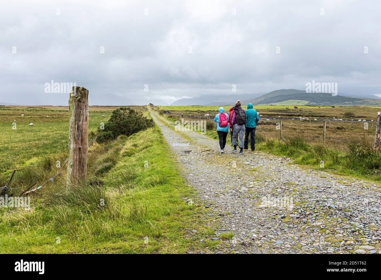 Wanderer auf einem Weg entlang der Killeen-Schleife Spaziergänge in der Nähe von Louisburgh, County Mayo, Irland Stockfoto