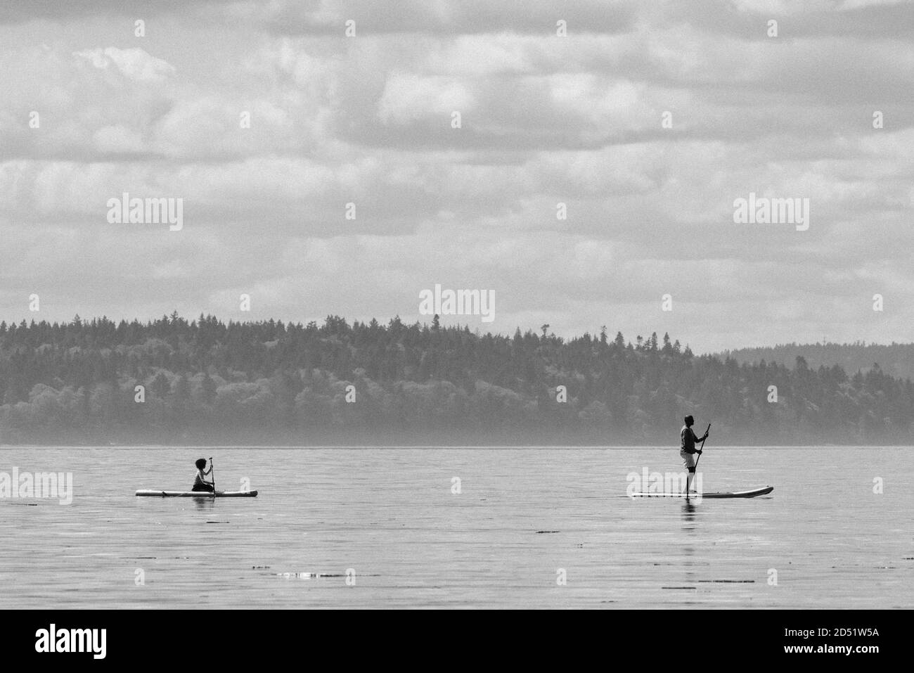 Vater und Kind paddeln über den Puget Sound in der Nähe von Seattle Stockfoto