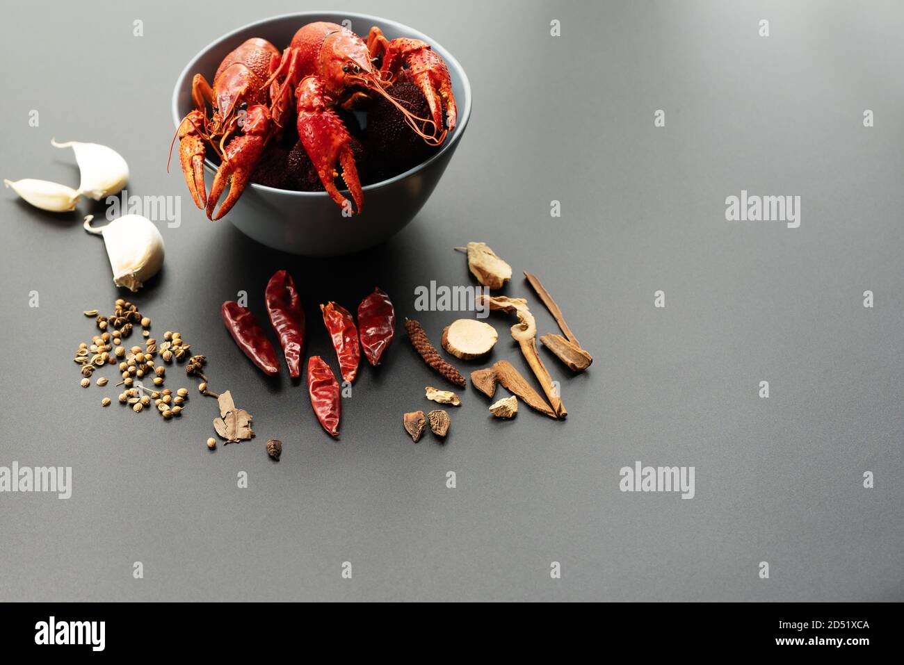 Crayfish rot, Baby Hummer mit Kraut für Pfannengerichte auf schwarzem Hintergrund Stockfoto