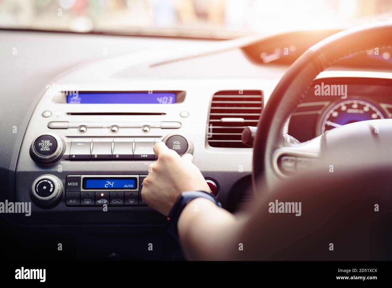 Frau drücken Musik Radio im Auto einschalten Stockfoto