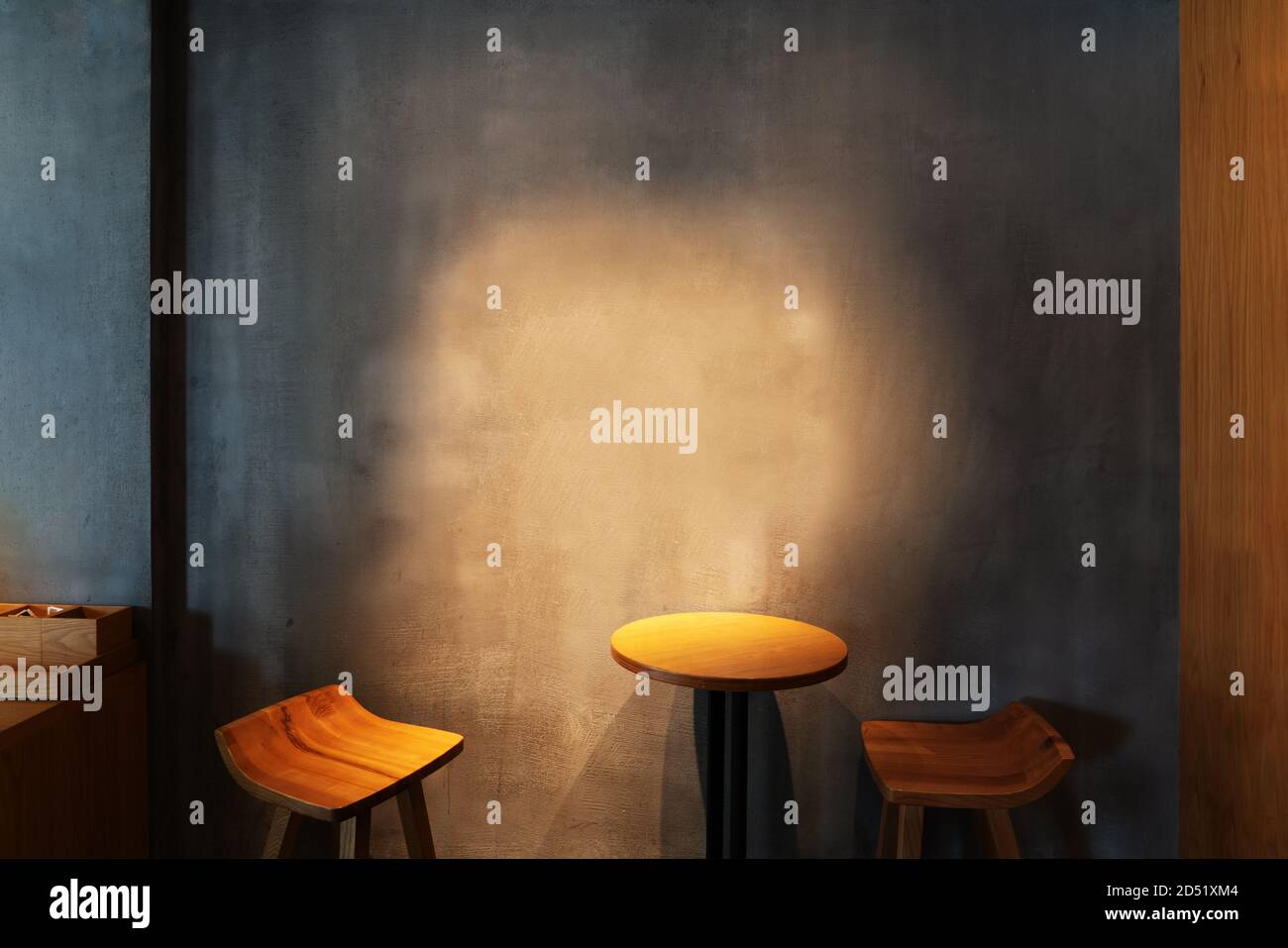 Holztisch in der Ecke des Cafés Stockfoto