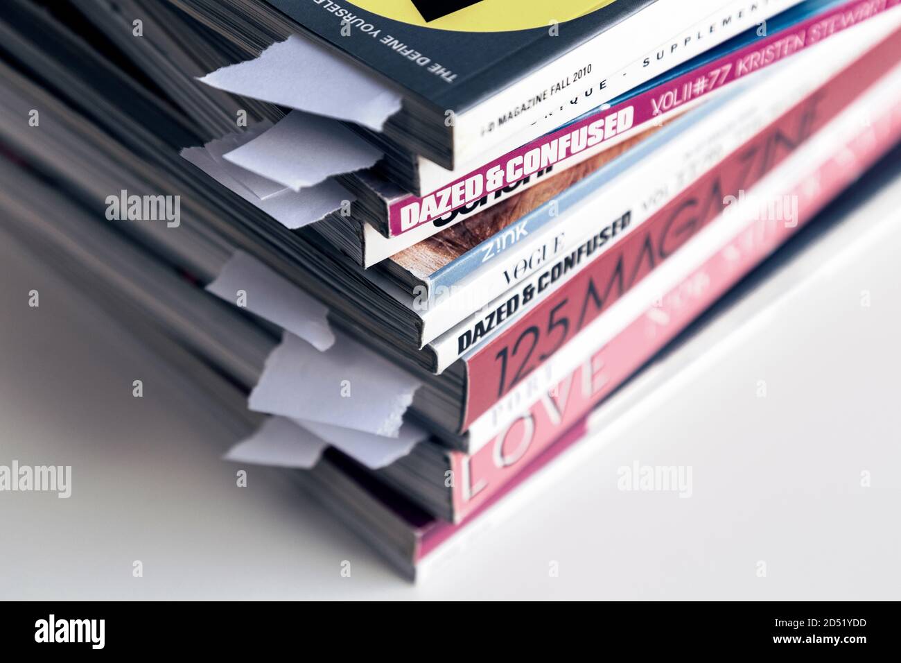 Stapel von Mode-und Lifestyle-Zeitschriften Stockfoto