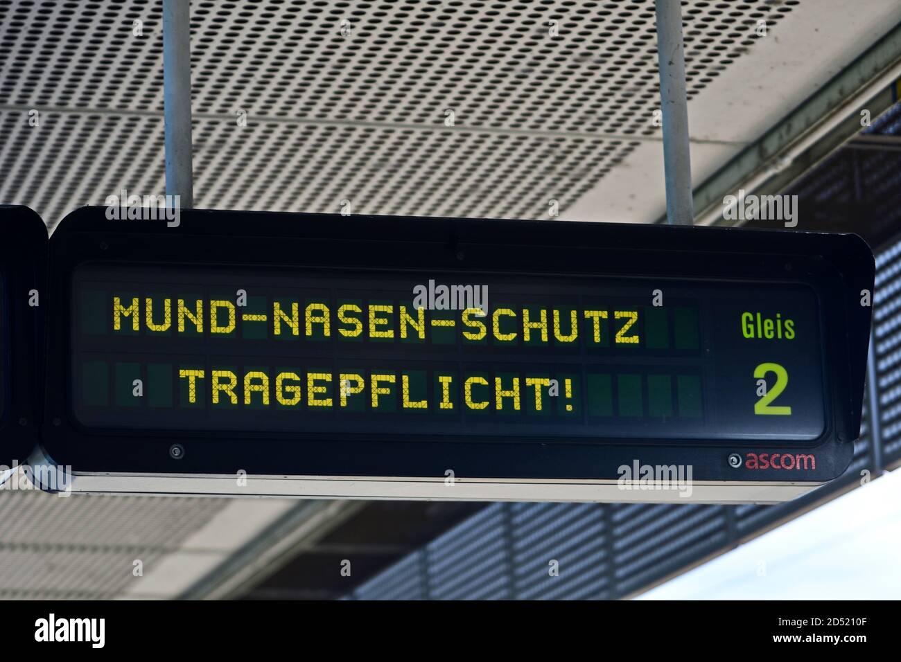 Wien, Österreich. Information in einer U-Bahn-Station. Mundnasenschutz obligatorisch Stockfoto